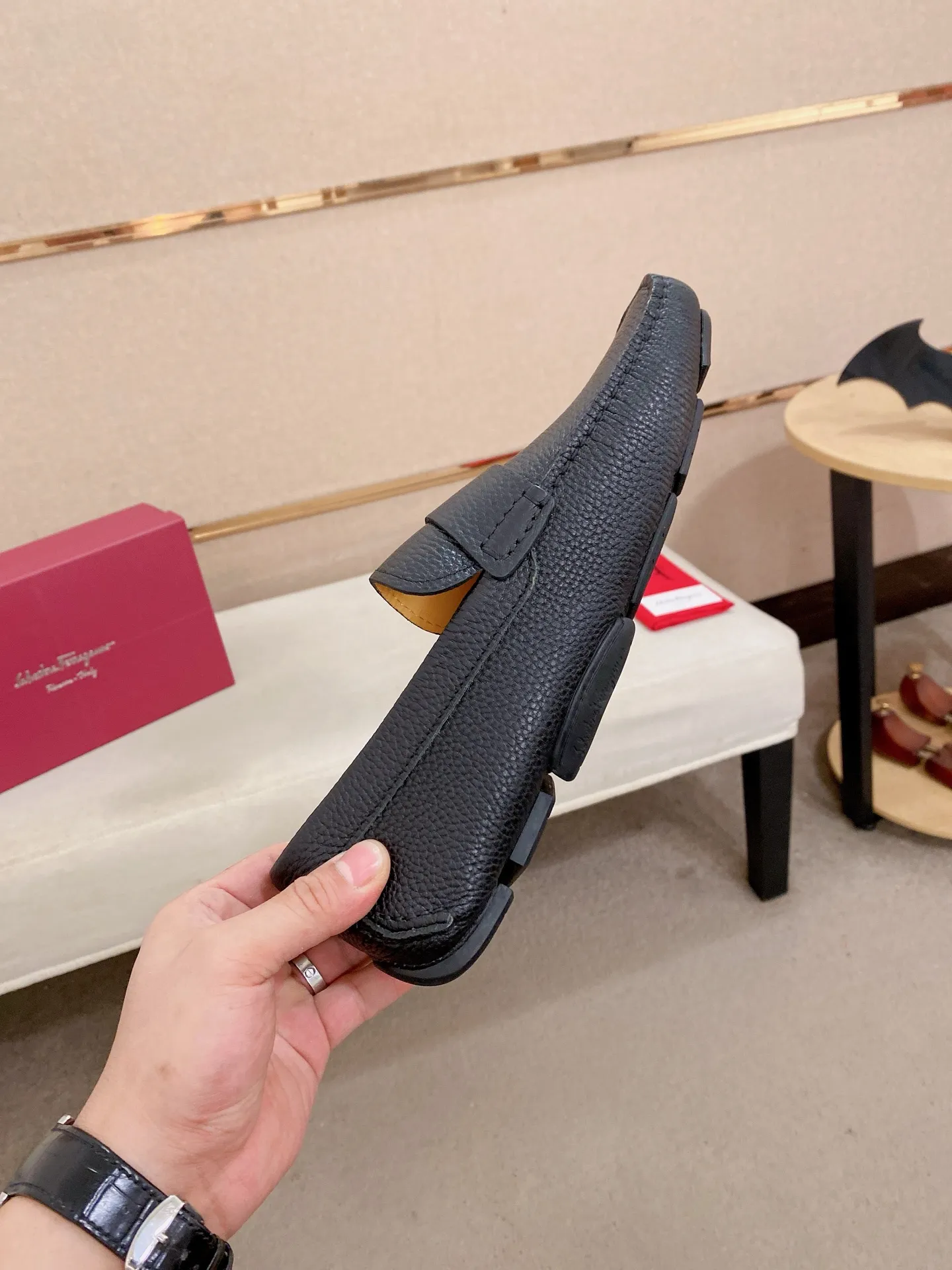 Men's shoes💰: 540💰High-end quality! Ferragamo🆕🆕Exclusive hot-selling products in stock🔥🔥New products on the shelves, high-quality Ferragamo men's pea shoes, high-end casual driving shoes, with complete packaging! 💪 💪 Material: imported first-layer pebbled cowhide 🐂 + imported high-quality water-dyed cowhide lining + wear-resistant outsole 👍🏻👍🏻 Features: high-end and comfortable, purely handmade 🚀 🚀 Create the perfect shoe that suits you best 🔥 🔥 Size: (38-44) 45 standard size can be customized!